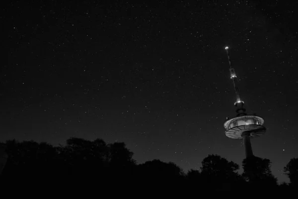 Graustufen Eines Fernsehturms — Stockfoto