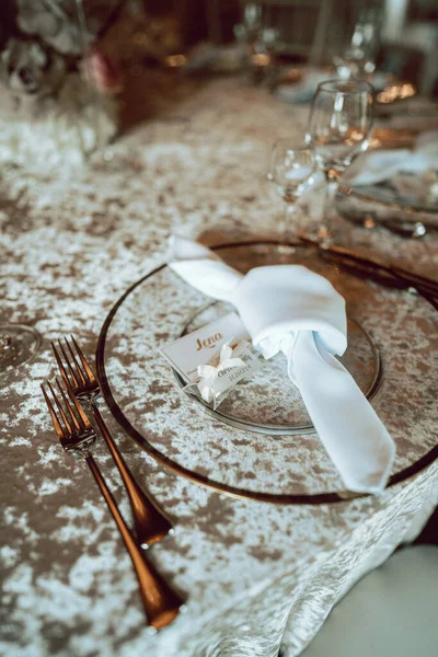 在宴会上 餐厅里一张豪华桌子上一只空玻璃器皿的特写镜头 — 图库照片