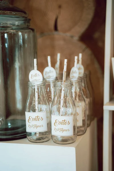 Una Toma Vertical Dos Filas Botellas Limonada Vacías Con Pajitas — Foto de Stock