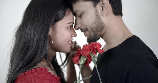 Primer Plano Una Joven Pareja India Sosteniendo Flores Rojas — Foto de Stock