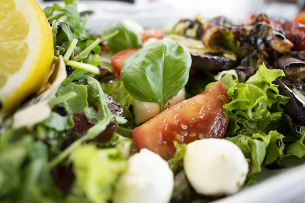 Primo Piano Insalata Fresca Con Lattuga Formaggio Pomodori Limone — Foto Stock