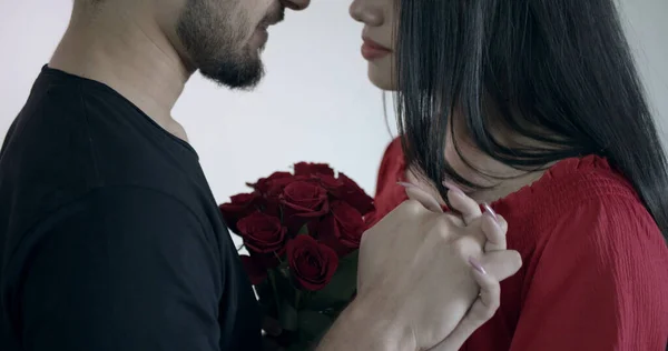 Closeup Shot Young Indian Couple Holding Red Flowers — стоковое фото