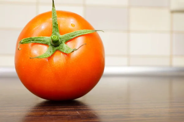 Eine Frische Rote Tomate Auf Einem Holztisch Der Küche — Stockfoto