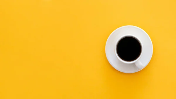 Una Vista Superior Una Taza Café Aislado Sobre Fondo Amarillo — Foto de Stock