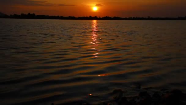 Prachtige Zonsondergang Boven Het Meer — Stockvideo