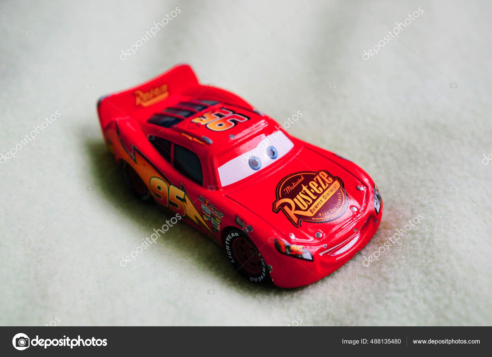 Disney Pixar Cars - Lightning McQueen - Racing Red - 2021