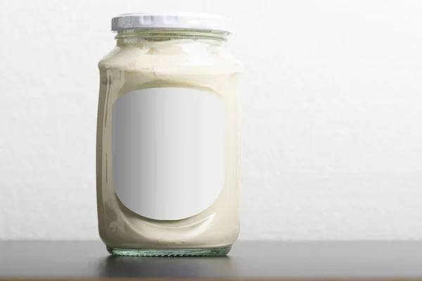 白いラベルの丸いガラス瓶 編集可能なモックアップテンプレート — ストック写真