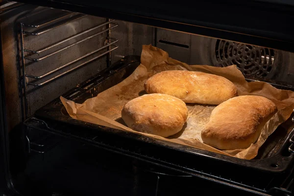 Sebuah Foto Closeup Roti Atas Lembaran Kue Dalam Oven — Stok Foto