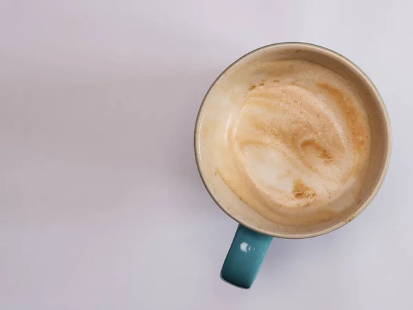 Penutup Dari Secangkir Cappuccino Pada Latar Belakang Putih Tampilan Atas — Stok Foto