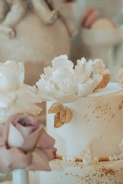 Una Toma Vertical Delicioso Pastel Blanco Decorado Con Rosas Restaurante — Foto de Stock