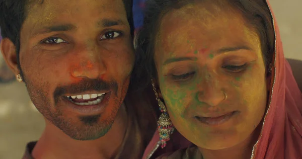 Beau Couple Indien Avec Peinture Colorée Sur Leurs Visages Célébrer — Photo