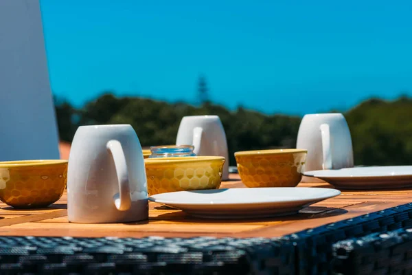 Close Uma Mesa Restaurante Livre Com Copos Pratos Arranjados — Fotografia de Stock