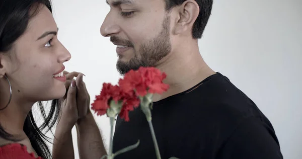 Close Jovem Casal Indiano Segurando Flores Vermelhas — Fotografia de Stock