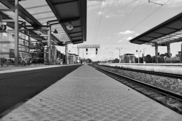 Gråskalebild Den Stenlagda Marken Bredvid Järnväg Vid Tågstation Med Klocka — Stockfoto