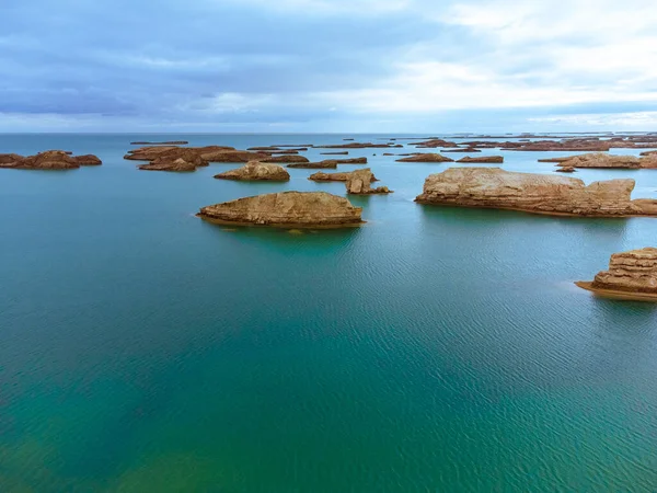 青海省 中国の小さな岩の形成とウスト矢談ジオパークの風景 — ストック写真