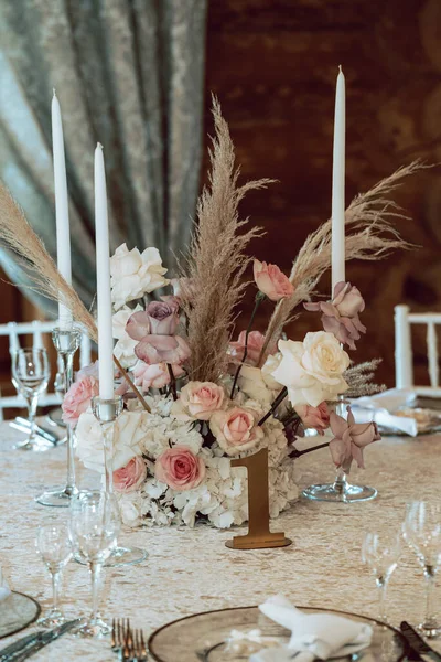 Plano Vertical Ramo Rosas Rodeado Platos Vidrio Vacíos Velas Una —  Fotos de Stock