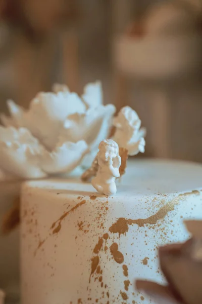 Vertical Closeup Beautiful White Birthday Cake Angels Roses Restaurant — Stock Photo, Image