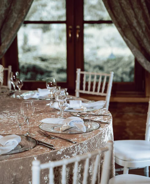 豪华派对上 一个带着空玻璃杯和盘子的雅致餐厅的垂直照片 — 图库照片