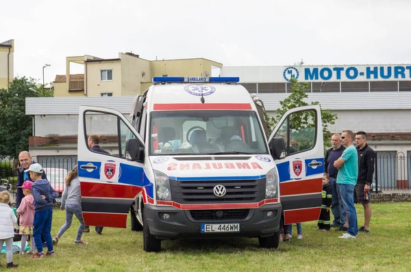 Poznan Poland Jun 2016 Människor Som Står Runt Ambulans Med — Stockfoto