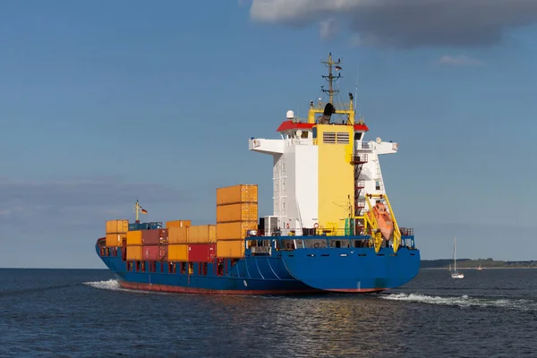 Containerschiff Verlässt Hafen Auf Dem Weg Nach Helsinki Über Die — Stockfoto