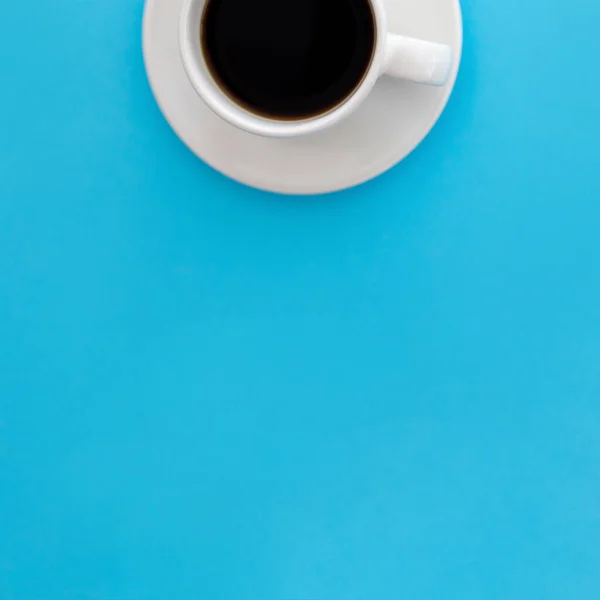 Pionowe Zdjęcie Kubka Kawy Odizolowanej Niebieskim Tle — Zdjęcie stockowe