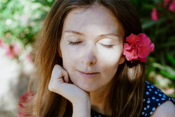 Eine Schöne Kaukasische Hündin Mit Rosa Blume Haar Mit Geschlossenen — Stockfoto
