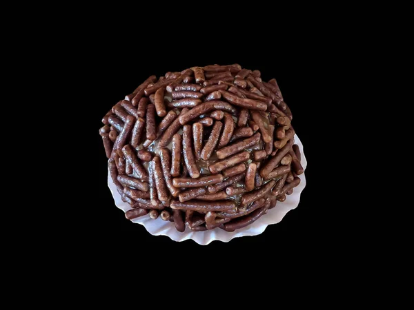Una Magdalena Con Vermicelli Chocolate Espolvorea Aislado Sobre Fondo Negro — Foto de Stock