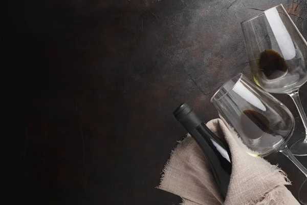 Eine Draufsicht Auf Eine Flasche Wein Mit Zwei Gläsern Auf — Stockfoto