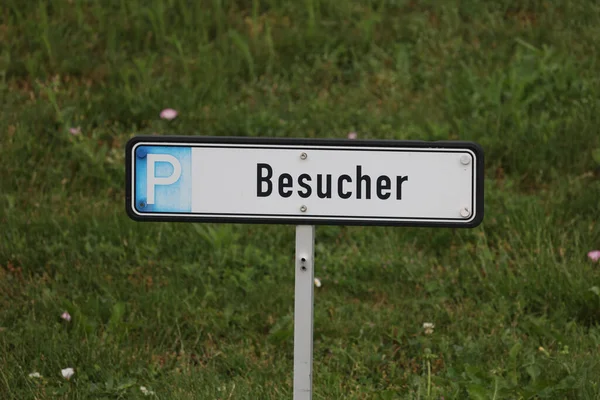 Een Wit Straatbord Voor Bezoekers Voor Parkeren Geschreven Het Duits — Stockfoto