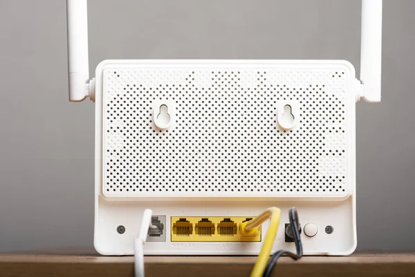 Parte Trás Moderno Roteador Internet Sem Fio Branco Com Cabos — Fotografia de Stock