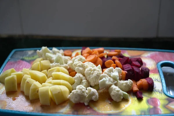 Крупный План Свежевырезанных Овощей Цветная Капуста Свекла Картофель Морковь — стоковое фото