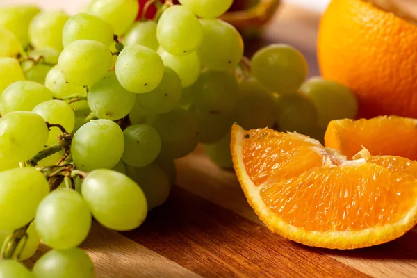 Primer Plano Uvas Verdes Naranja Rodajas Una Tabla Madera — Foto de Stock