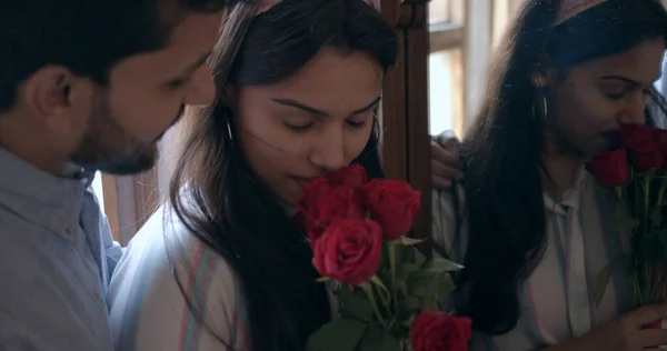 Nahaufnahme Eines Indischen Paares Mit Roten Rosen — Stockfoto