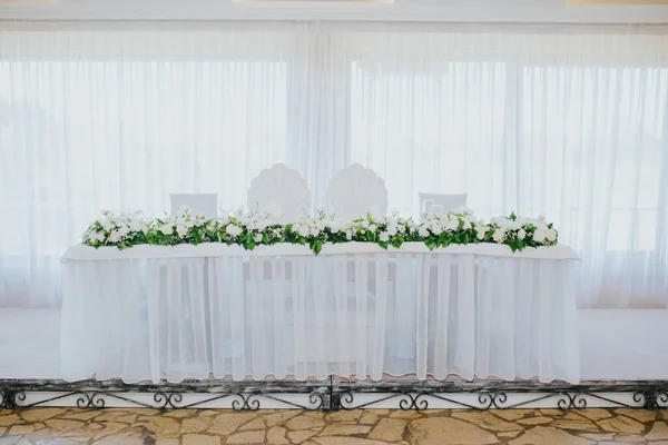 婚宴大厅里漂亮的餐桌摆设 — 图库照片