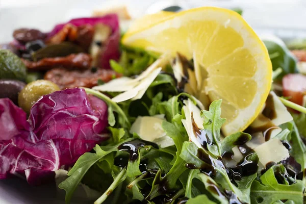 Een Close Shot Van Een Verse Salade Met Sla Citroen — Stockfoto