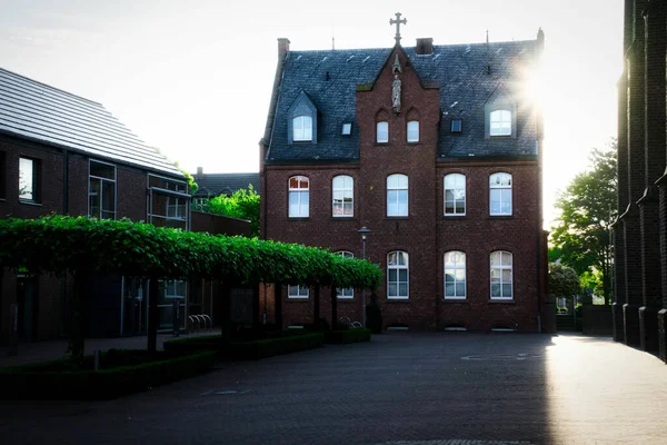 Een Klein Pastoraat Huis Bij Zonsondergang — Stockfoto