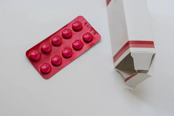 Pillbox Vacío Junto Una Tableta Roja Píldoras Redondas Puestas Una — Foto de Stock