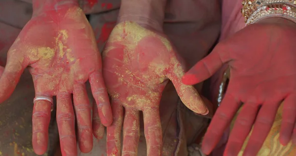 Zbliżenie Malowanych Dłoni Osób Uczestniczących Festiwalu Holi Indiach — Zdjęcie stockowe
