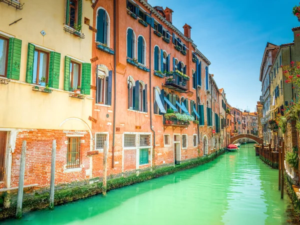 Canal Água Veneza Com Casas Tijolos Velhos Coloridos Rua Água — Fotografia de Stock