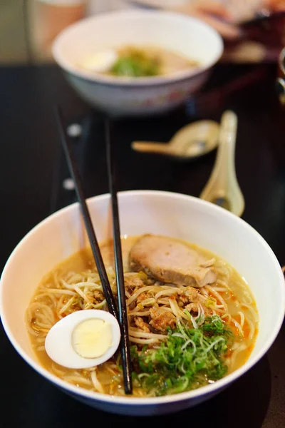 Uma Tigela Saborosa Sopa Ramen Com Carne Porco Macarrão Ovo — Fotografia de Stock