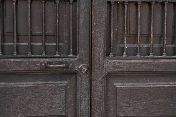 Zabytkowe Drewniane Drzwi Zardzewiałym Sprzętem — Zdjęcie stockowe