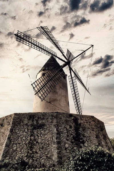 スペインのマヨルカ島で典型的な風車の低角度ショット — ストック写真