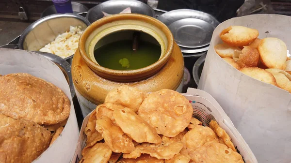 Een Indiaas Kruidig Straatvoedsel Panipuri Fuchka Holle Puris Gevuld Met — Stockfoto