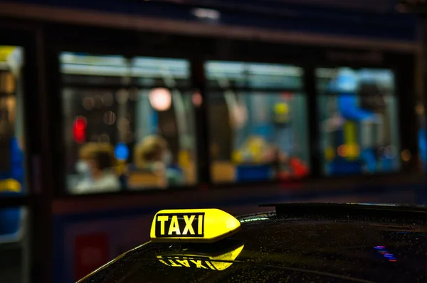 Panneau Taxi Illuniné Avec Bus Arrière Plan — Photo