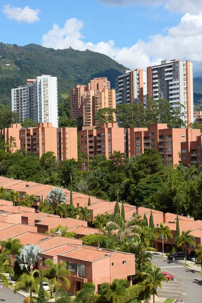 Una Hermosa Foto Ciudad Medellín Rodeada Montañas Cubiertas Vegetación Colombia — Foto de Stock