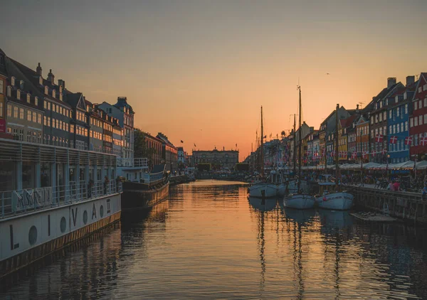 Danimarka Nın Kopenhag Kentindeki Nyhavn Kanalı Nın Gün Batımında Turuncu — Stok fotoğraf