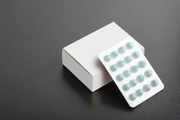 Pillbox Blanco Blanco Con Una Tableta Pastillas Una Superficie Negra —  Fotos de Stock