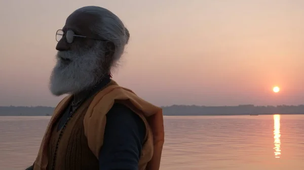 Varanasi India Mar 2019 Sacerdote Indiano Anziano Sulle Rive Del — Foto Stock