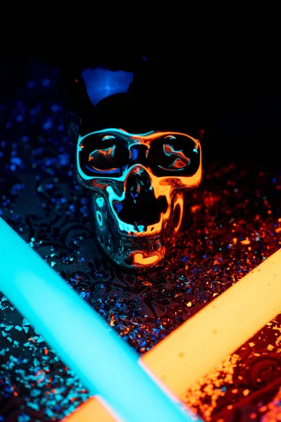 Renkli Neon Işıklarla Aydınlatılmış Bir Kafatasının Yakın Çekimi — Stok fotoğraf