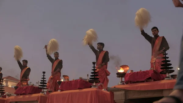 Varanasi India Marzec 2019 Wschód Słońca Wielkim Zgromadzeniem Religijnym Uroczystością — Zdjęcie stockowe